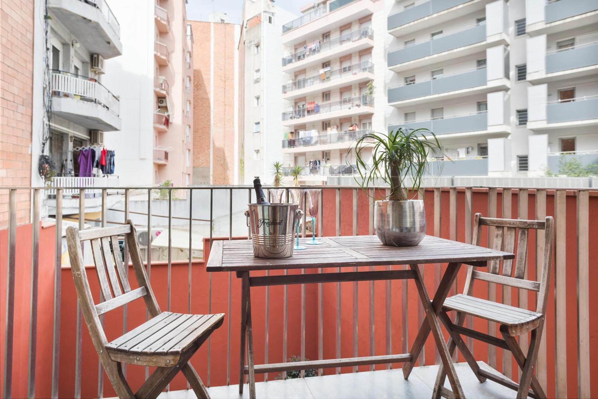 My Space Emirates - Fully Equipped Apartments Near The Beach With Shared Pool Барселона Экстерьер фото