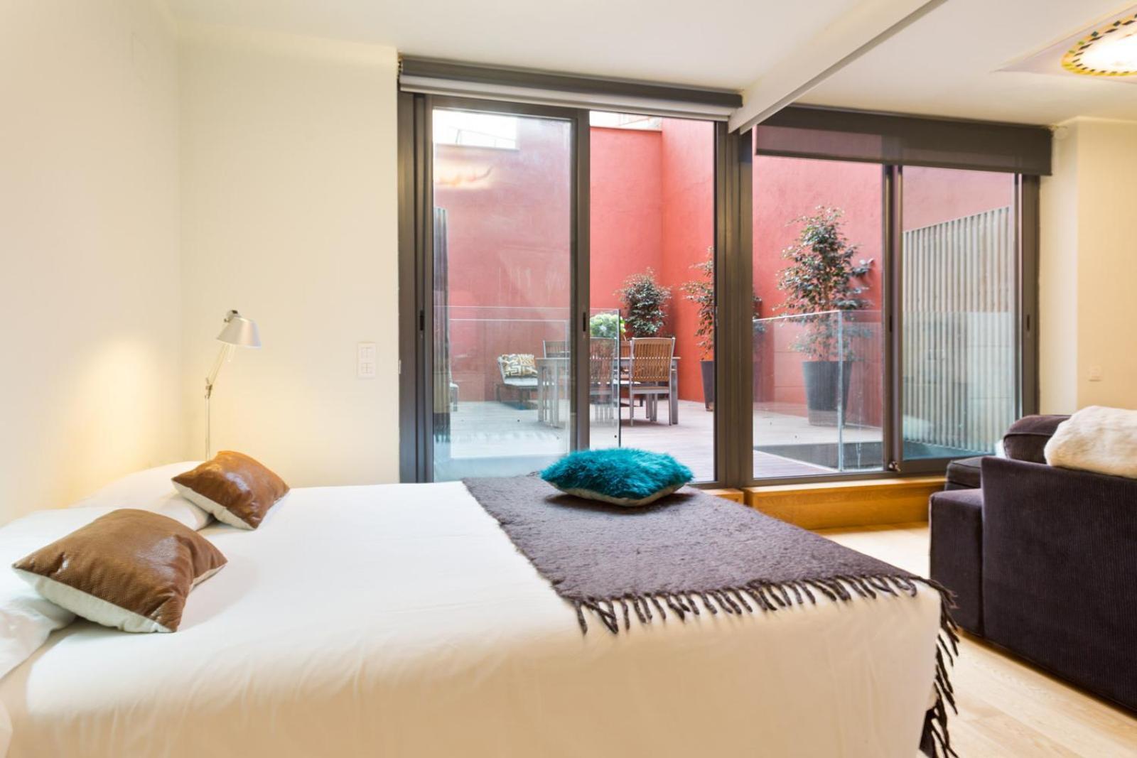 My Space Emirates - Fully Equipped Apartments Near The Beach With Shared Pool Барселона Экстерьер фото
